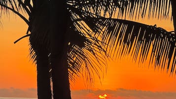 Rannalla, aurinkotuoleja, rantapyyhkeitä