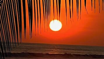 Rannalla, aurinkotuoleja, rantapyyhkeitä