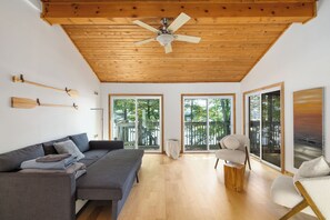 Smart TV, chimenea y futbolito