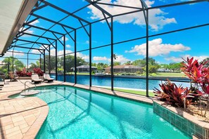 Utendørsbasseng og et oppvarmet basseng