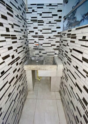 Shower, towels, soap, toilet paper - Hotel Rancho Grande: Comfort and Affordability in Barranquilla (Barranquilla)