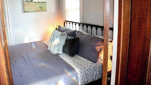 1 bedroom, desk, iron/ironing board, WiFi (free)