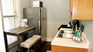 Coffee/tea maker, fridge, microwave, oven