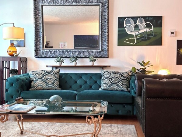 Smart TV, chimenea, libros, impresora