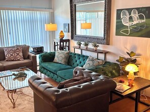 Smart-TV, peis, bøker og printere