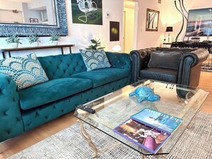 Smart-TV, Kamin, Bücher, Drucker