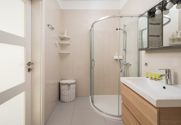 Regadera, amenidades de baño gratuitas, secadora de cabello, toallas 