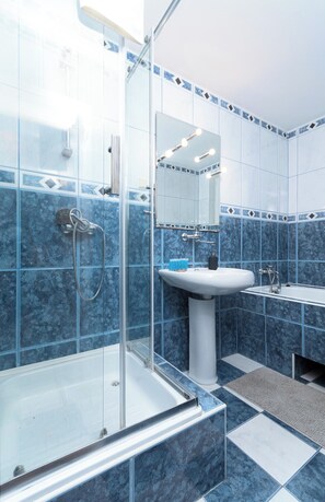 Een douche, gratis toiletartikelen, een haardroger, handdoeken