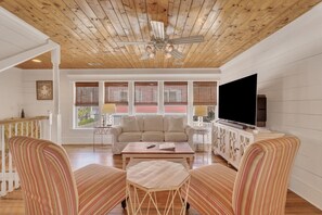 Smart TV - Blue Pearl Beach House: Steps from the Beach (Tybee Island)