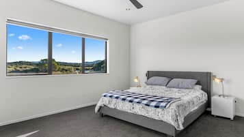 6 bedrooms, WiFi (free), bed sheets