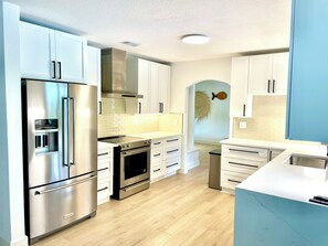 ثلاجة، ميكروويف، فرن، موقد طهي مسطح