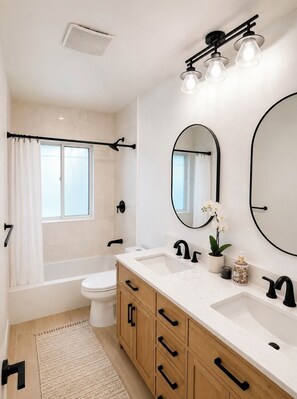 Shower, hair dryer, towels, soap - Palm Breeze Retreat Private Tropical Escape (Boca Raton)