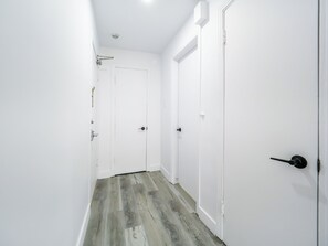 Interior - One and Two Bedroom Apartments Near HEC & Université de Montréal Campus (Montréal)