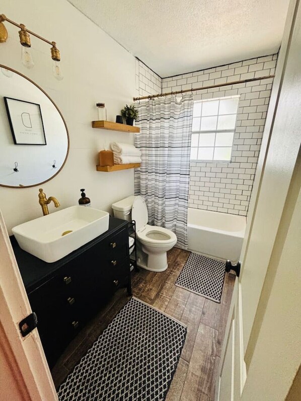 Hair dryer, towels, soap, shampoo - Bella Sol Villa + Cowboy Pool! (Weatherford)