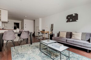 TV, stereo - Superb Fitrovia 1BR, near Supermarkets, Bars & Dining, by Blueground (London)