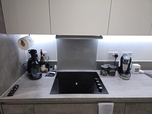 Apartment | Private kitchen | Fridge, microwave, oven, stovetop - Luxurious 2-bed Haven in the Heart of Barking (Barking)