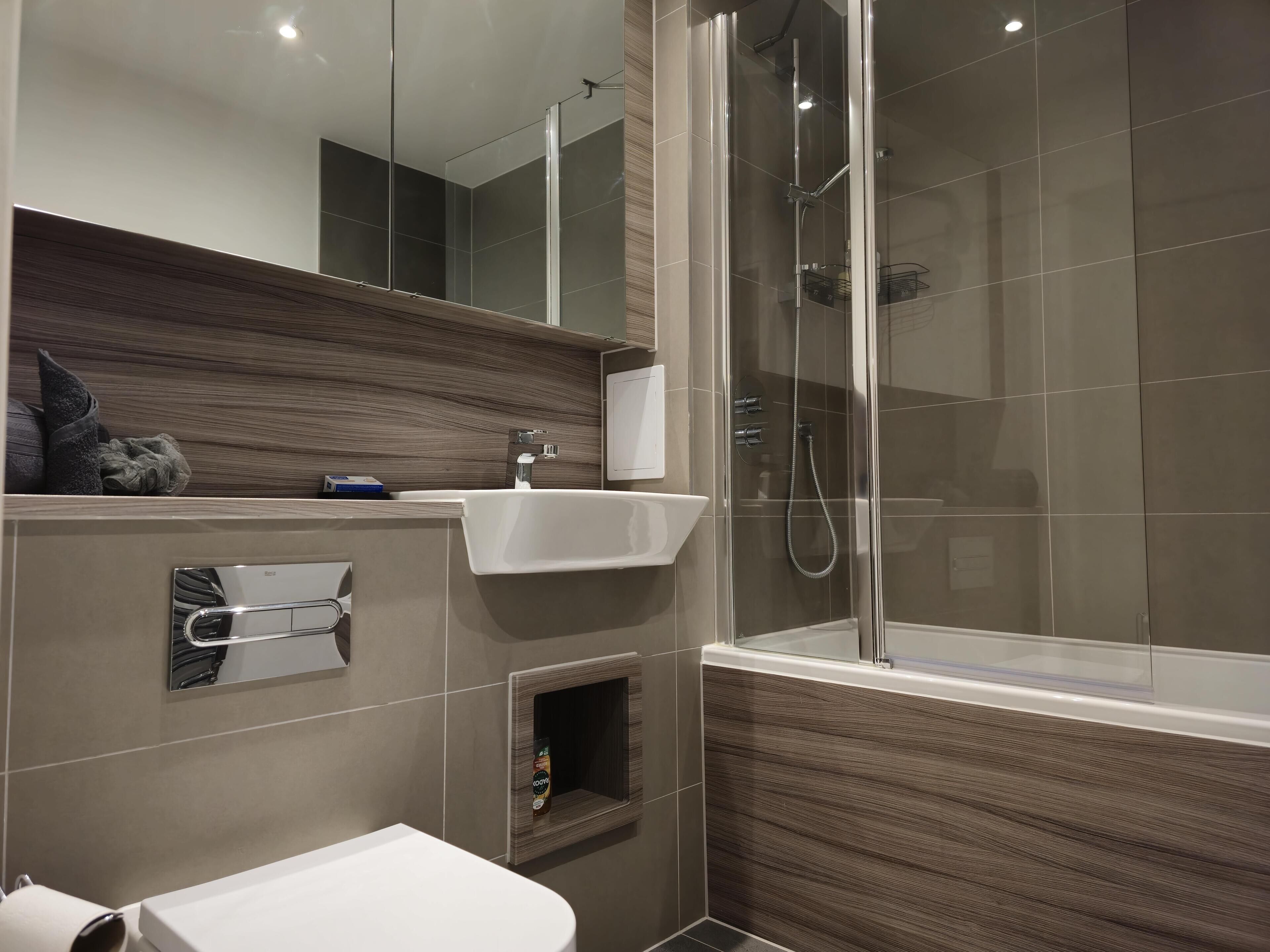 Apartment | Bathroom | Combined shower/bathtub, deep-soaking bathtub, towels, toilet paper