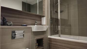 Apartment | Bathroom | Combined shower/bathtub, deep-soaking bathtub, towels, toilet paper