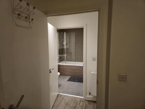 Apartment | Bathroom - Luxurious 2-bed Haven in the Heart of Barking (Barking)