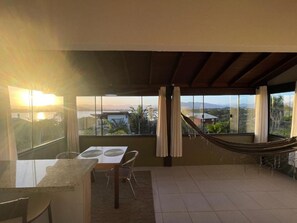 Rom – comfort, kjøkken, utsikt mot lagune | Oppholdsområde | En 32-tommers smart-TV med digitale kanaler