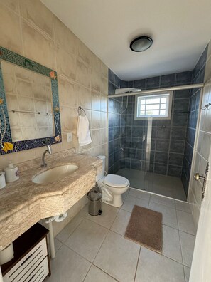 Comfort Apartment, Lanai, Lagoon View | Bathroom | Shower, towels, soap, toilet paper - Pousada Miradouro (Imbituba)