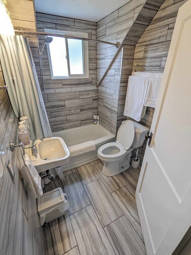 Gladstone Loft: Bright & Cozy 1-Bedroom Stay