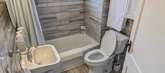 Gladstone Loft: Bright & Cozy 1-Bedroom Stay