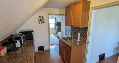 Gladstone Loft: Bright & Cozy 1-Bedroom Stay
