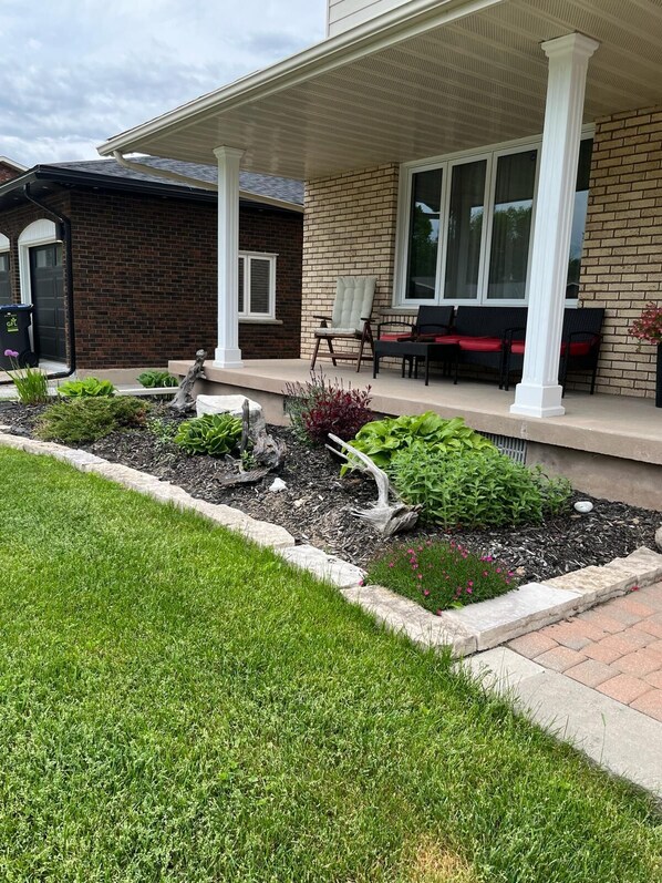 Terrace/patio - Gladstone Loft: Bright & Cozy 1-Bedroom Stay (Sault Ste. Marie)