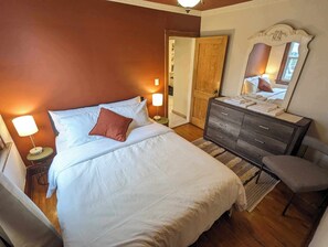 2 عدّة غرف نوم ومكواة/لوح كي وواي فاي مجانًا وملاءات أسرّة