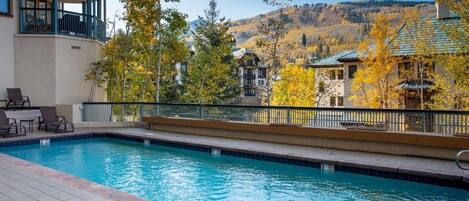 Una piscina al aire libre, una piscina climatizada