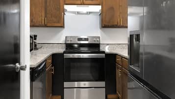 Een koelkast, een microgolfoven, een oven, een kookplaat