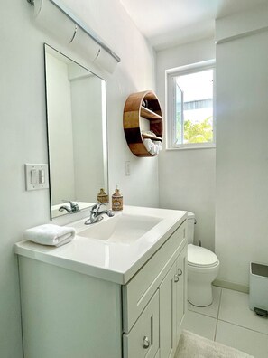 Dusche, Haartrockner, Handtücher, Seife