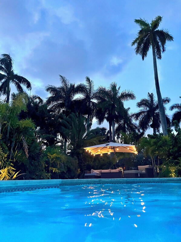 Pool - Poolside Beach villa, short walk to beach, free bikes. (Hollywood)