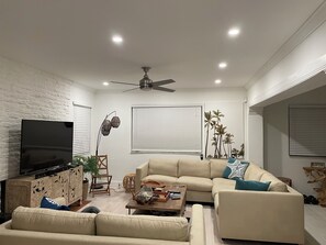 Video games - Poolside Beach villa, short walk to beach, free bikes. (Hollywood)