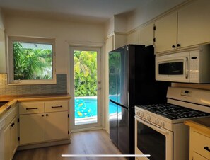 冷蔵庫、電子レンジ、オーブン、コンロ