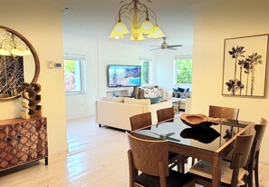 Interior - Poolside Beach villa, short walk to beach, free bikes. (Hollywood)