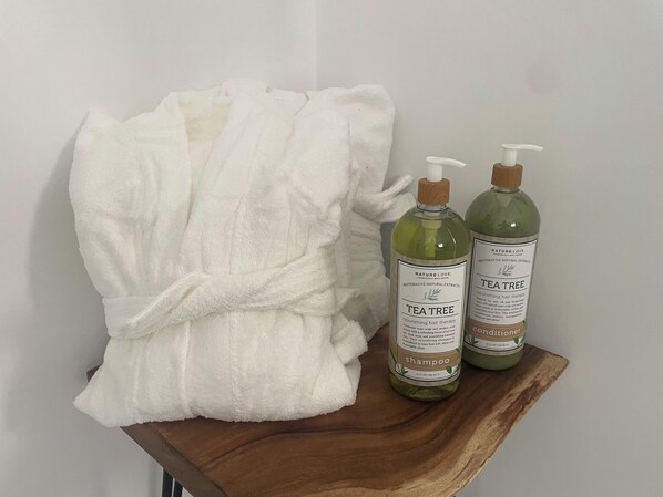 Dusche, Haartrockner, Handtücher, Seife