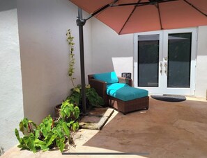 Terrace/patio - Poolside Beach villa, short walk to beach, free bikes. (Hollywood)
