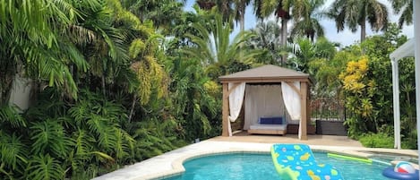 Piscina all'aperto, una piscina riscaldata