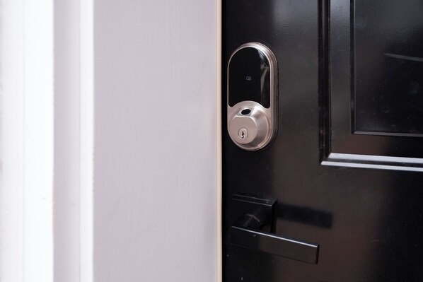 A modern door with a keyhole and a handle. - The Loft on the Square (Highland)