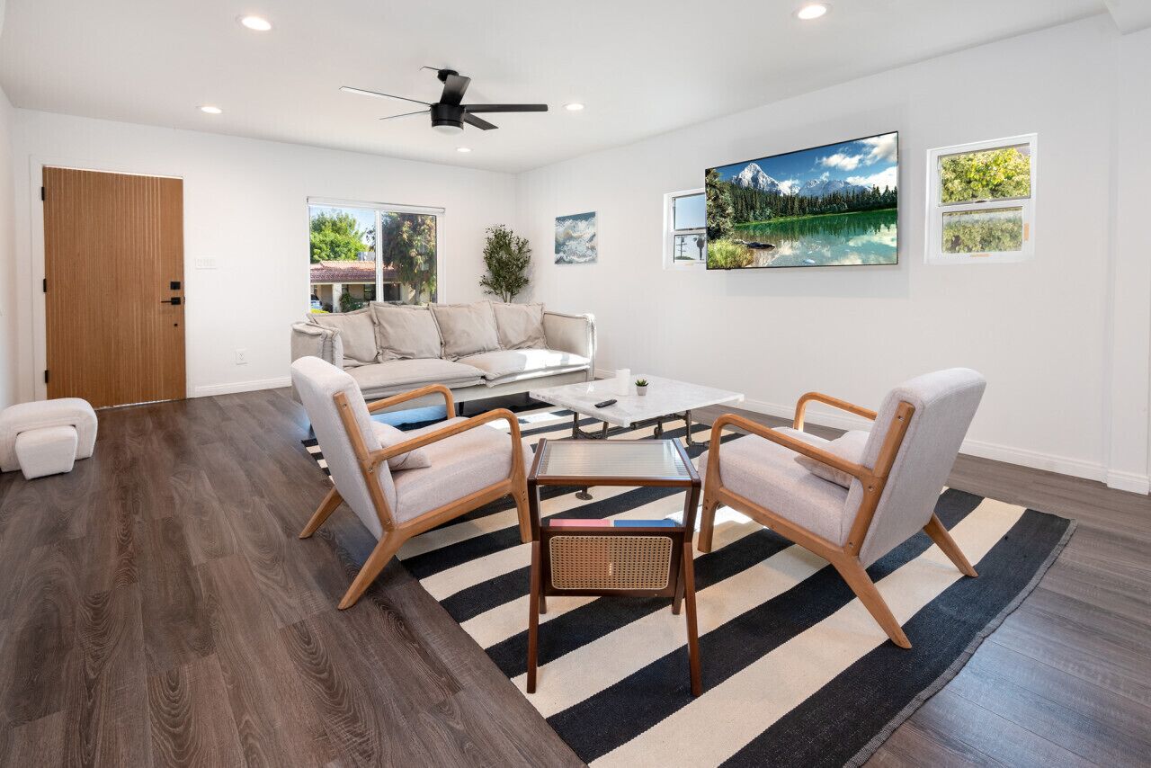 Excellent 2BD 2BR Home in South Los Angeles with Outdoor Space - Sleeps 10