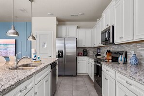 Fridge, microwave, oven, stovetop - Ooh La Lana~5BR Windsor Island~Sleeps 10~Disney (Davenport)