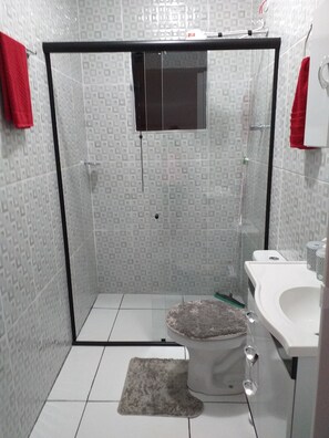 Basic Suite | Bathroom | Soap, shampoo, toilet paper