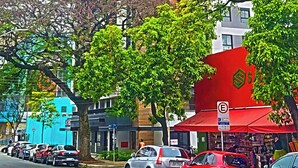 Ein mehrstöckiges Gebäude mit modernem Design, mit Balkonen und großen Fenstern.