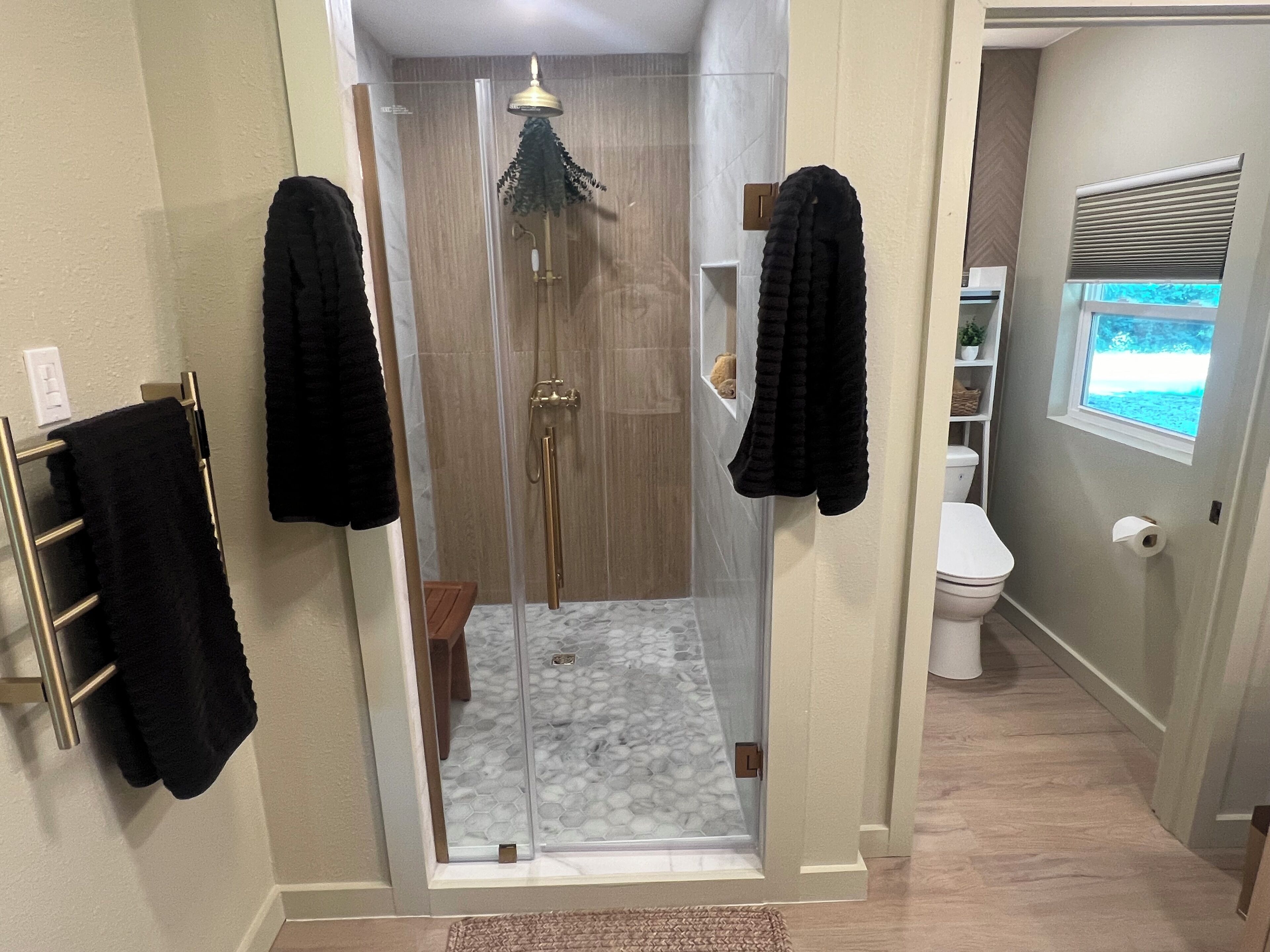ヘアドライヤー、タオル、石鹸、トイレットペーパー