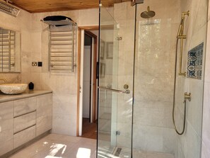 Douche, baignoire Ă jets, sĂšche-cheveux, serviettes fournies
