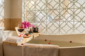 Deluxe Triple Room, Bathtub | In-room safe, blackout curtains, soundproofing, free WiFi - Soluna D'Annam - The Art of Hoi An Relaxation (Da Nang)