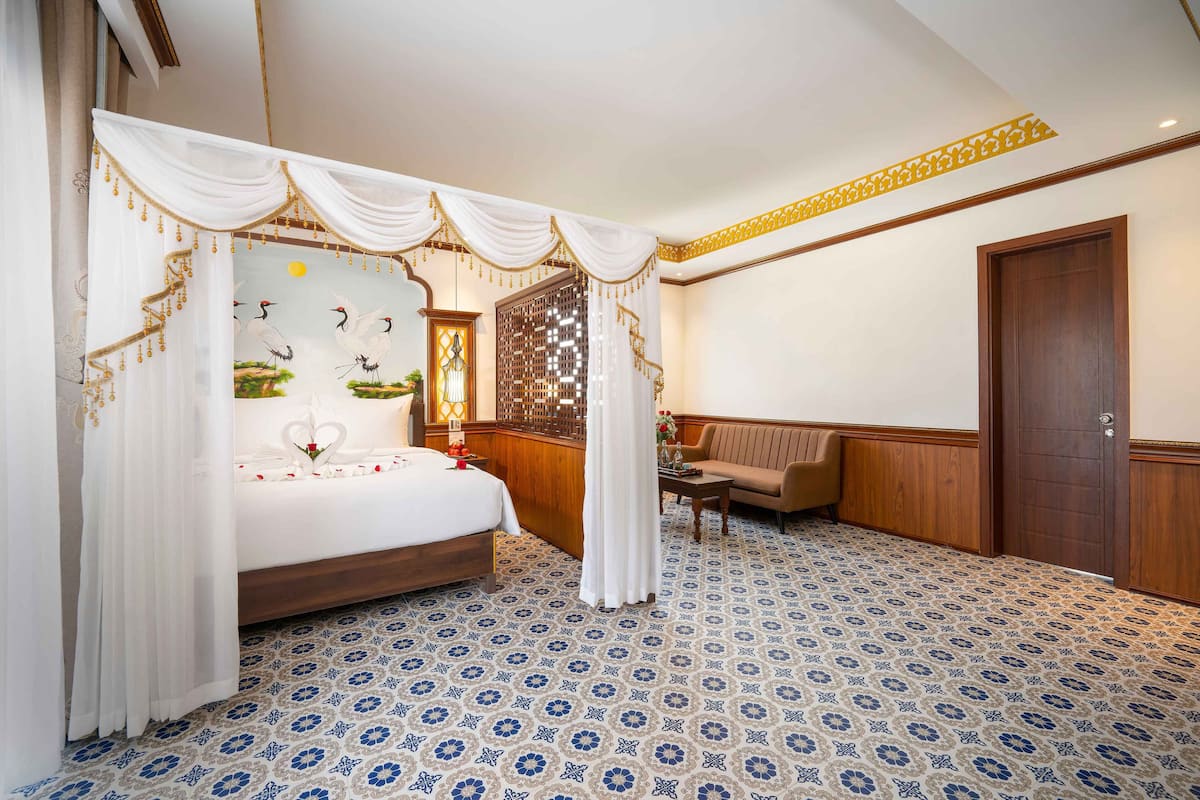 Signature Queen Suite, Window with Neighbor View | Room amenity