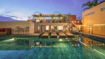 2 piscinas al aire libre, sombrillas, sillones reclinables de piscina